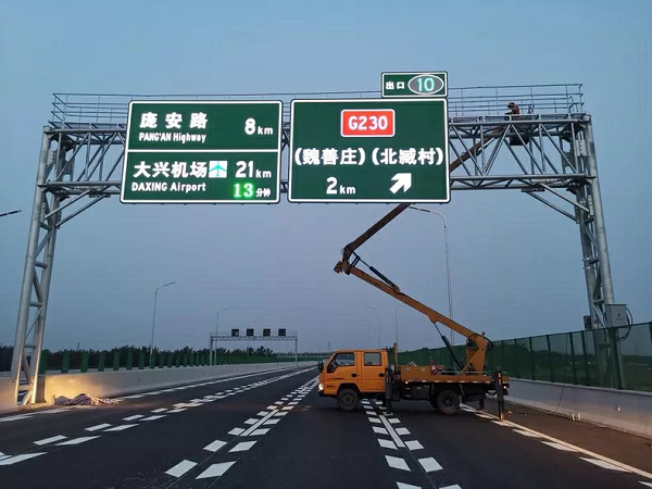 哪些地方應設置自發光交通標志牌？